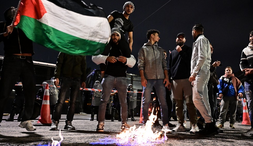 A generic square placeholder image with rounded corners in a figure.