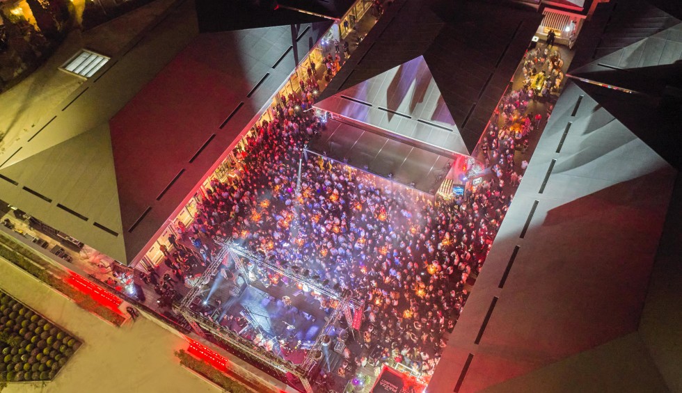 A generic square placeholder image with rounded corners in a figure.