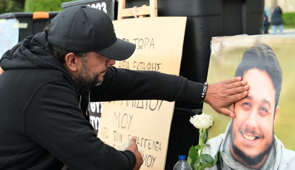 A generic square placeholder image with rounded corners in a figure.