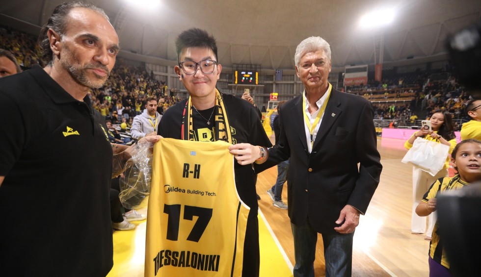 A generic square placeholder image with rounded corners in a figure.