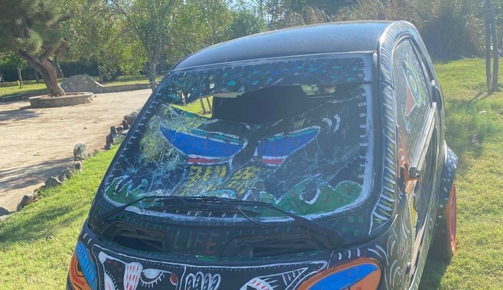 A generic square placeholder image with rounded corners in a figure.