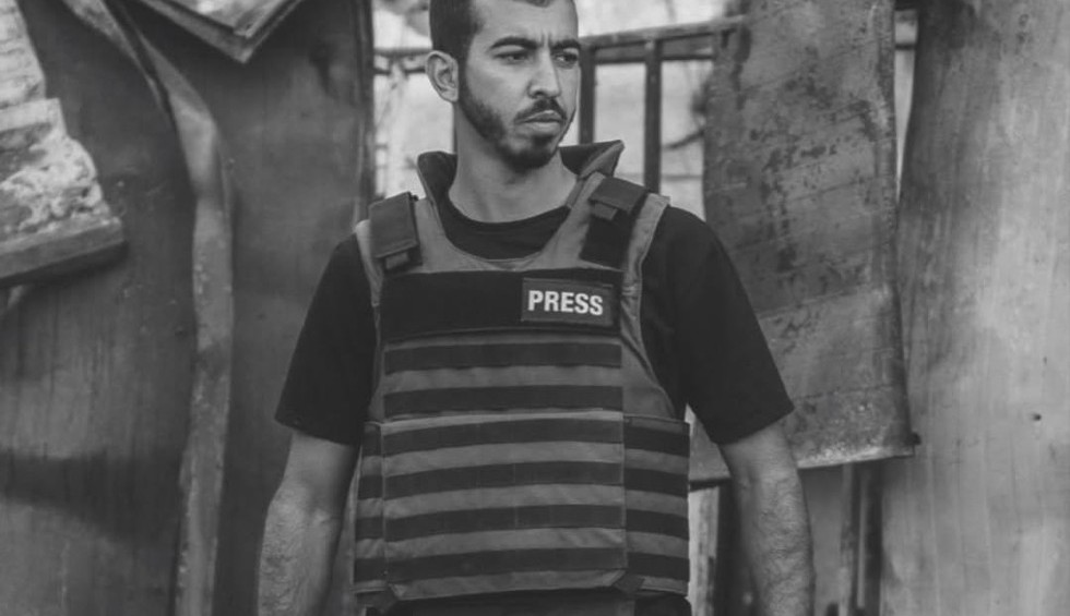 A generic square placeholder image with rounded corners in a figure.