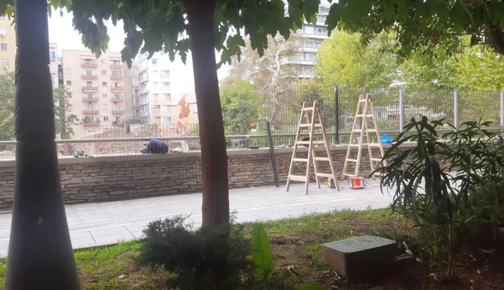 A generic square placeholder image with rounded corners in a figure.