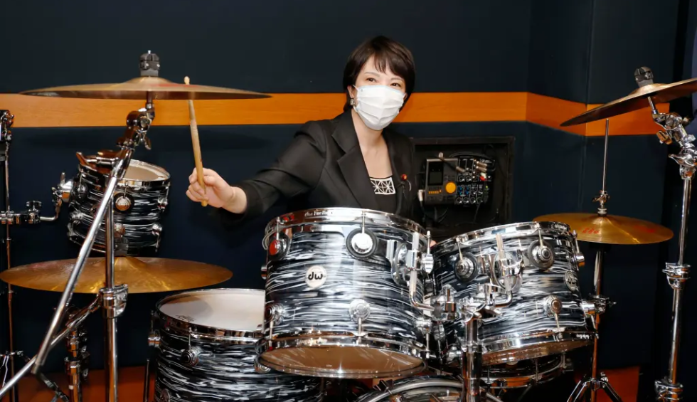 A generic square placeholder image with rounded corners in a figure.