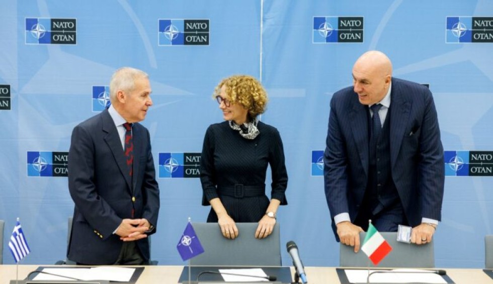 A generic square placeholder image with rounded corners in a figure.