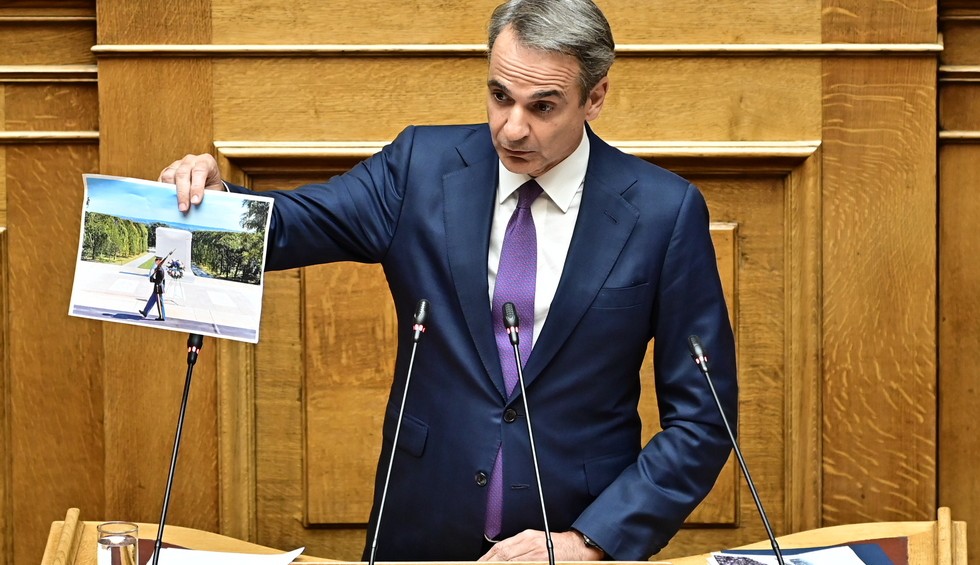 A generic square placeholder image with rounded corners in a figure.