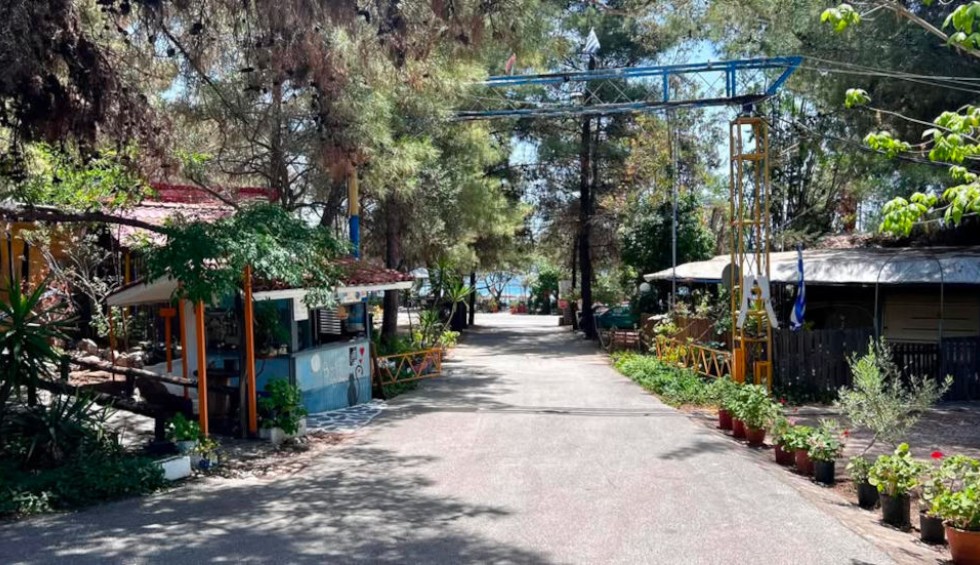 A generic square placeholder image with rounded corners in a figure.