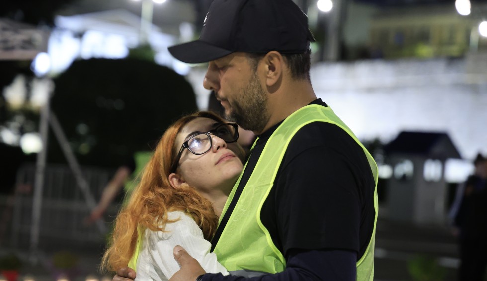 A generic square placeholder image with rounded corners in a figure.