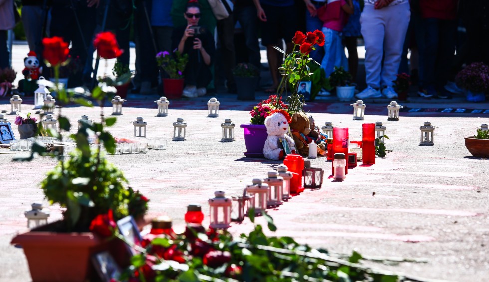 A generic square placeholder image with rounded corners in a figure.