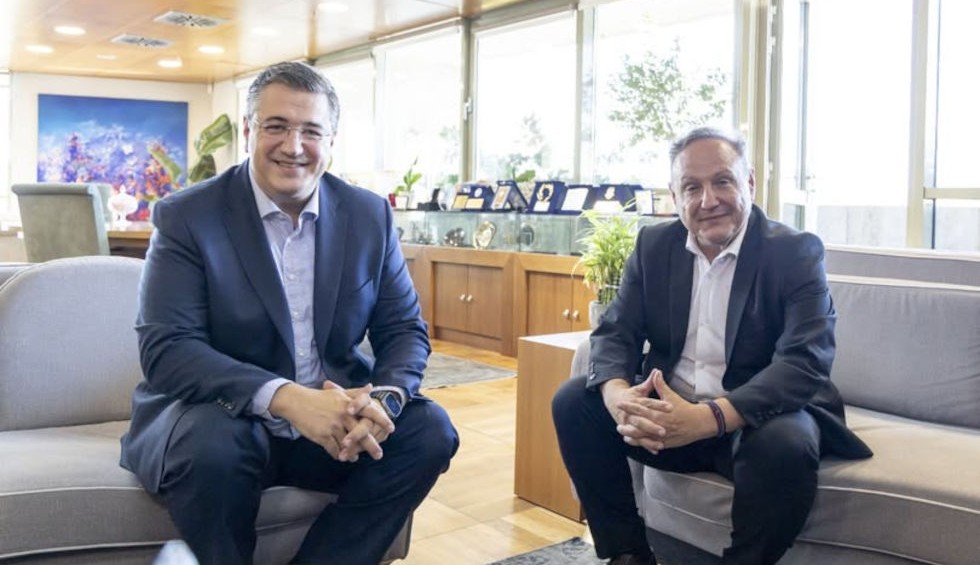 A generic square placeholder image with rounded corners in a figure.