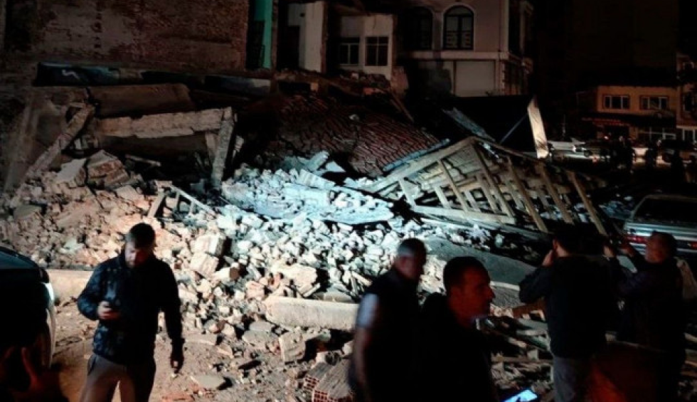 A generic square placeholder image with rounded corners in a figure.