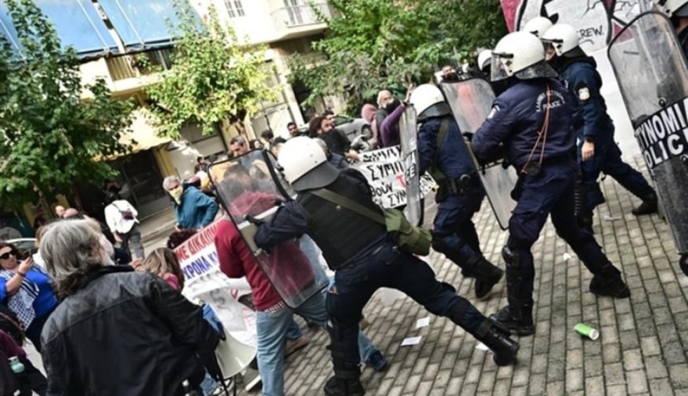 A generic square placeholder image with rounded corners in a figure.