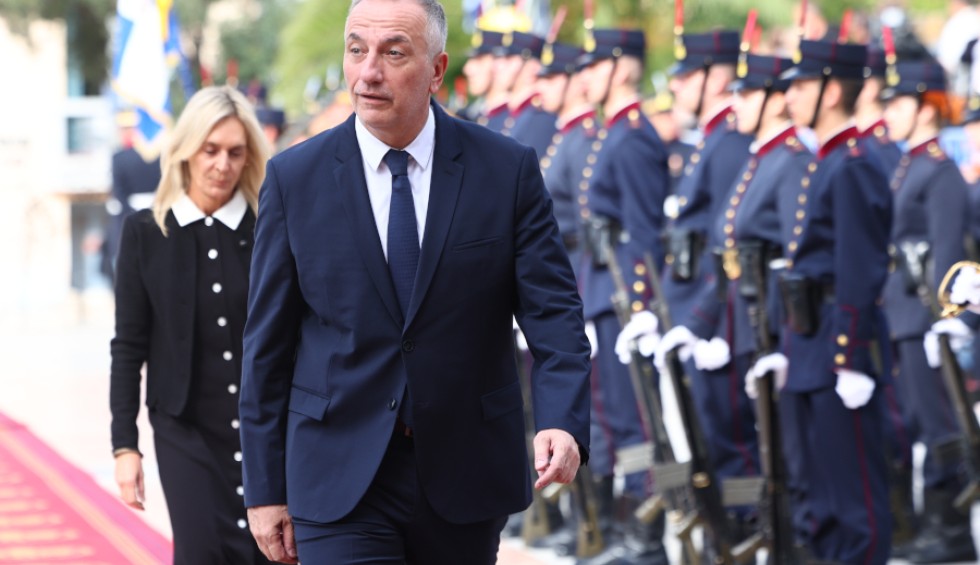 A generic square placeholder image with rounded corners in a figure.