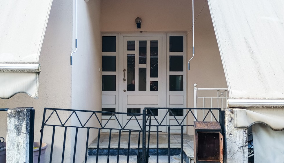 A generic square placeholder image with rounded corners in a figure.