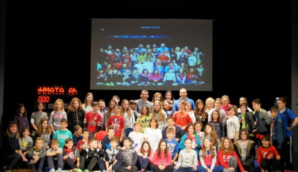 A generic square placeholder image with rounded corners in a figure.