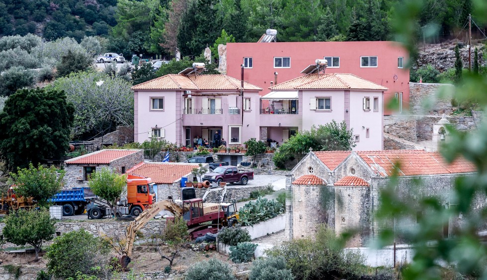 A generic square placeholder image with rounded corners in a figure.