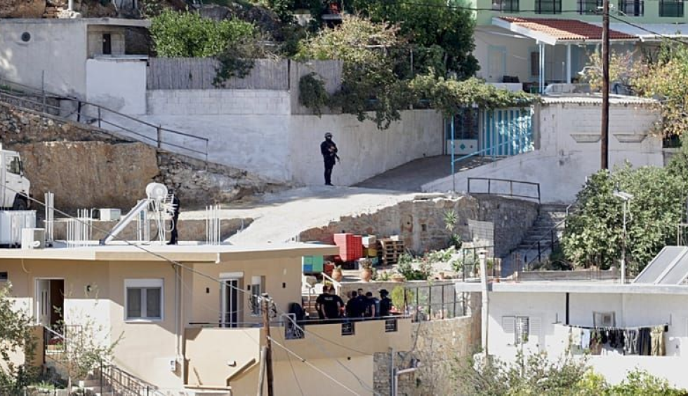 A generic square placeholder image with rounded corners in a figure.