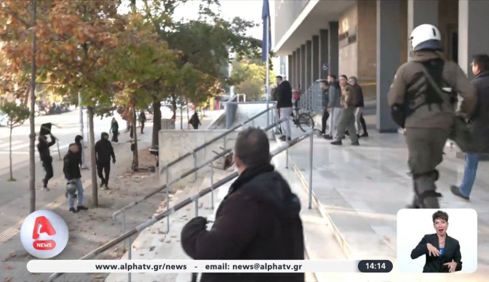 A generic square placeholder image with rounded corners in a figure.