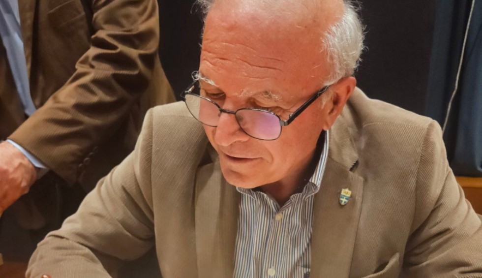 A generic square placeholder image with rounded corners in a figure.