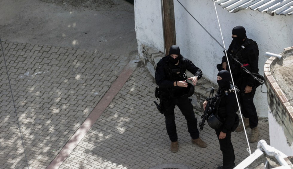 A generic square placeholder image with rounded corners in a figure.