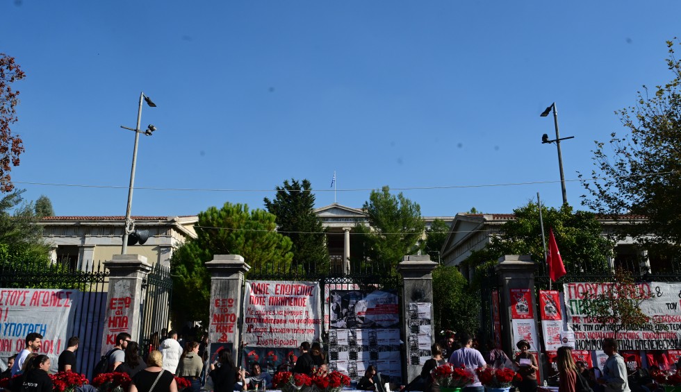 A generic square placeholder image with rounded corners in a figure.