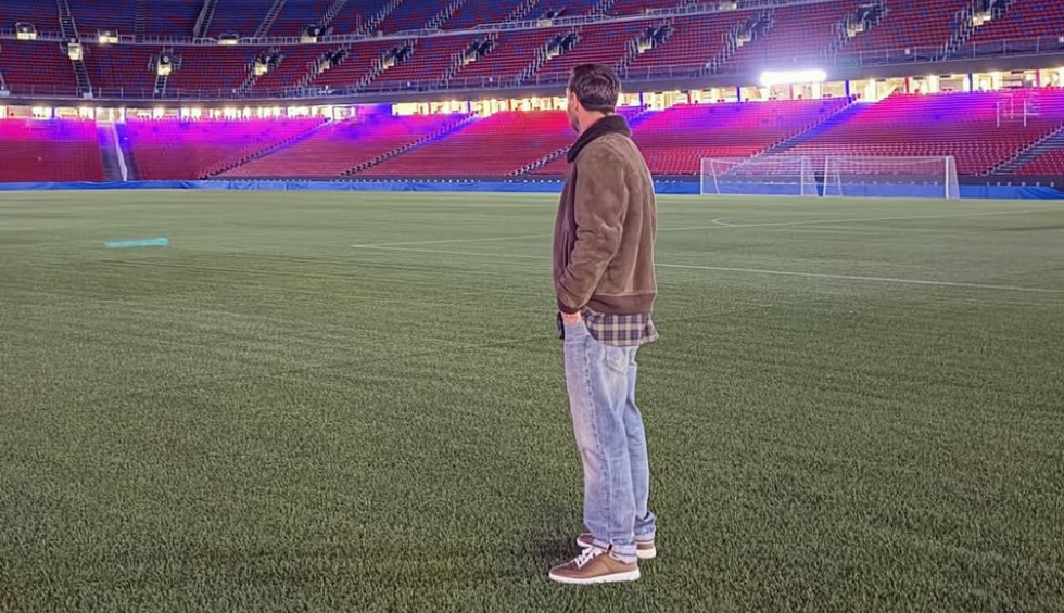 A generic square placeholder image with rounded corners in a figure.