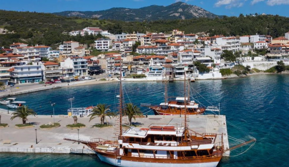 A generic square placeholder image with rounded corners in a figure.