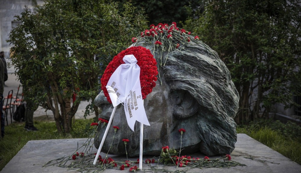 A generic square placeholder image with rounded corners in a figure.