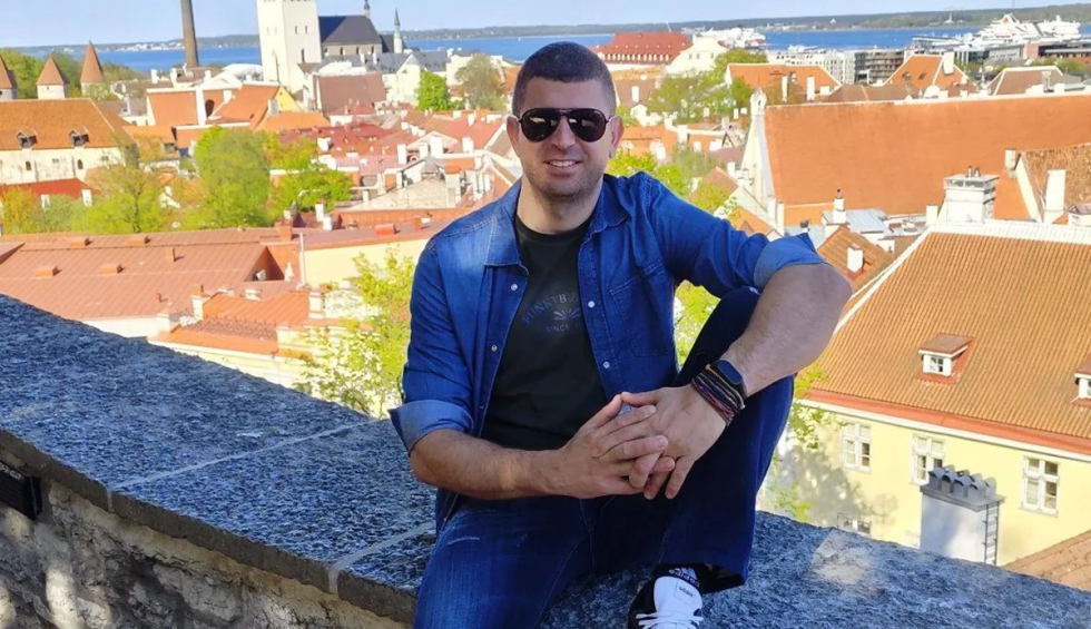 A generic square placeholder image with rounded corners in a figure.