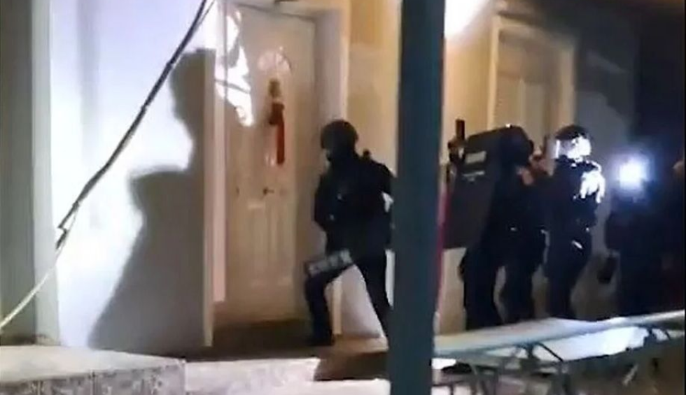 A generic square placeholder image with rounded corners in a figure.