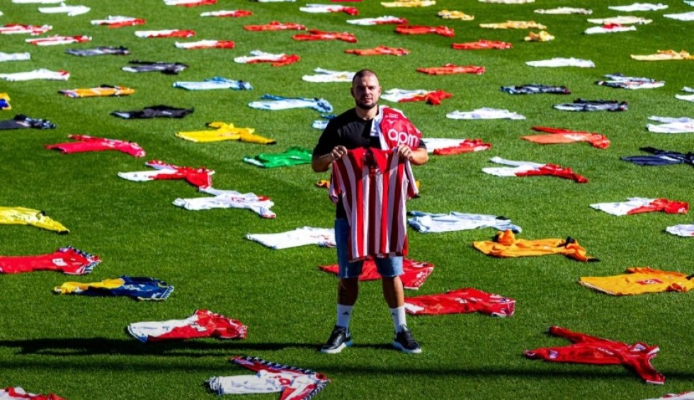 Ο φίλαθλος που «έντυσε» τη Μονακό με 1.146 φανέλες και ένα ρεκόρ