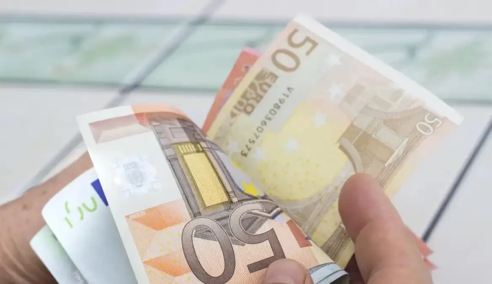 A generic square placeholder image with rounded corners in a figure.