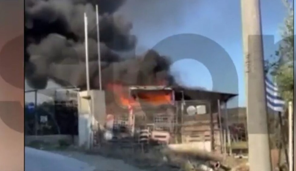 A generic square placeholder image with rounded corners in a figure.