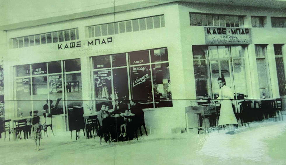 A generic square placeholder image with rounded corners in a figure.