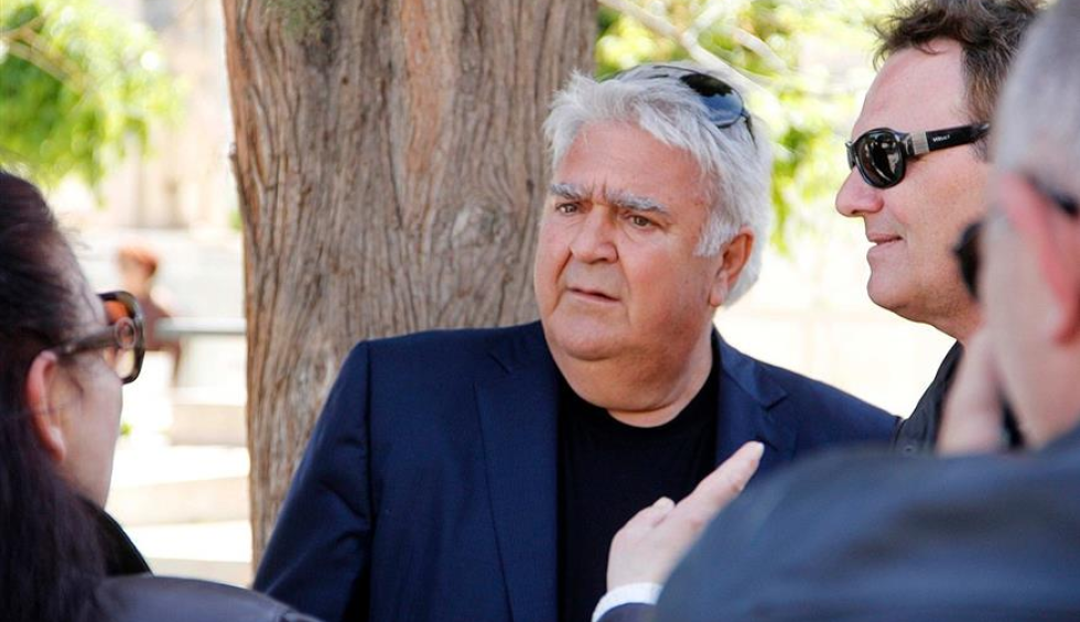 A generic square placeholder image with rounded corners in a figure.