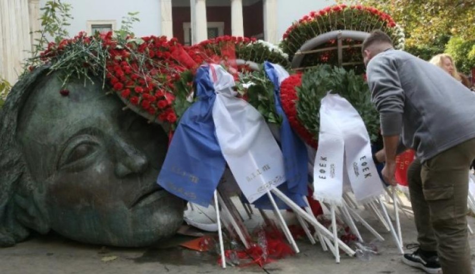 A generic square placeholder image with rounded corners in a figure.