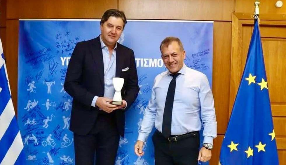 A generic square placeholder image with rounded corners in a figure.