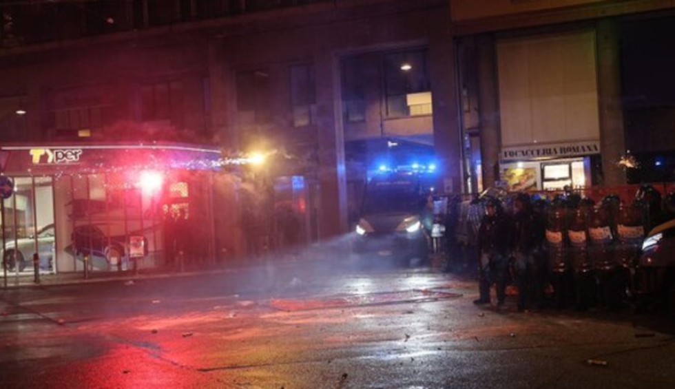 Σφοδρές συγκρούσεις στην Μπολόνια: Επεισόδια διαδηλωτών με αστυνομικούς
