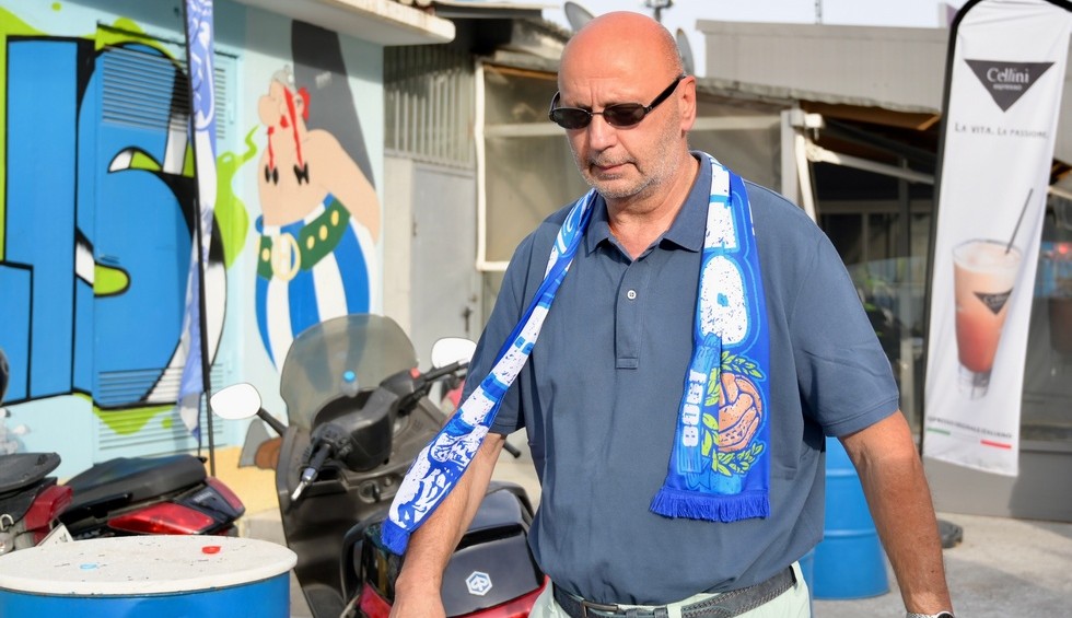 A generic square placeholder image with rounded corners in a figure.