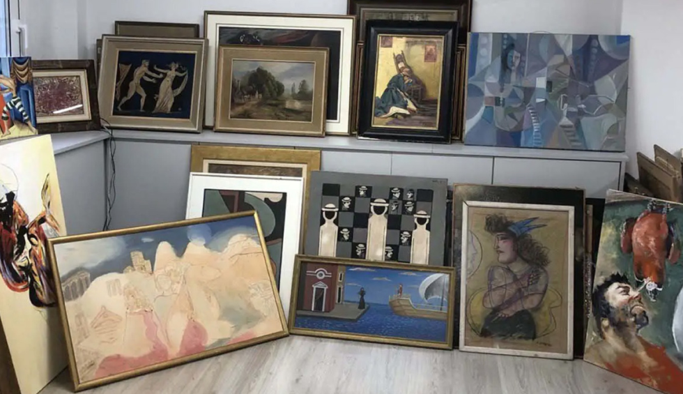 A generic square placeholder image with rounded corners in a figure.