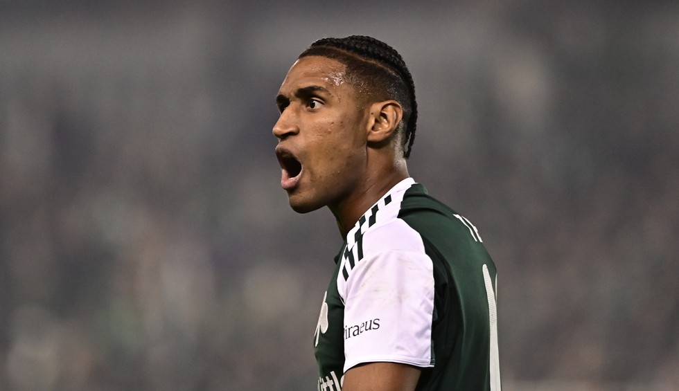 Παναθηναϊκός-ΑΕΚ: 1-2 με κεφαλιά του Τετέ, γλίστρησε ο Στρακόσα