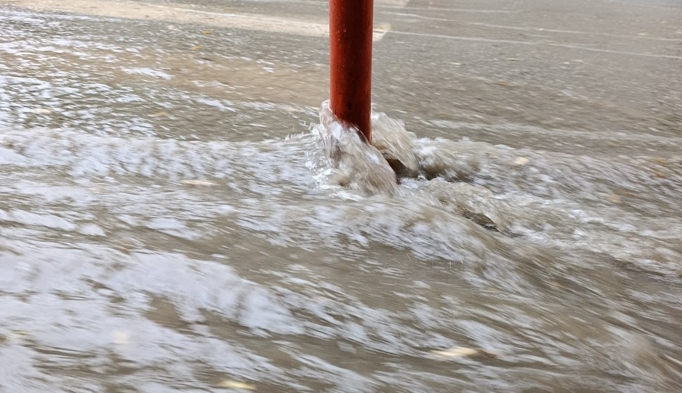 Βροχή στη Θεσσαλονίκη: Δρόμοι-παγίδες, ρυάκια και βουλωμένα φρεάτια