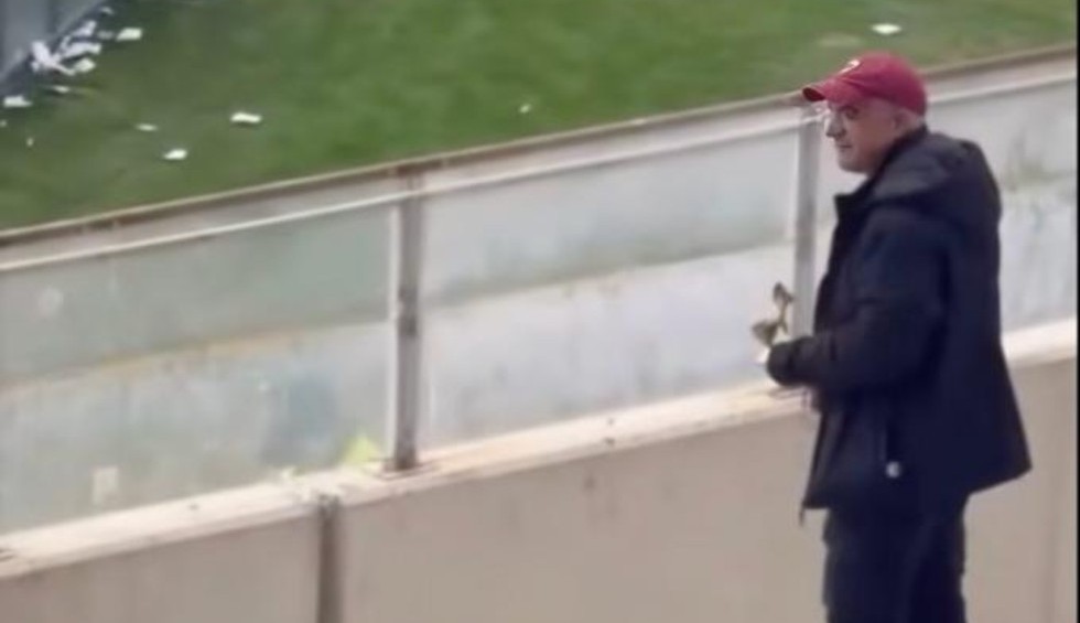 Φίλος της ΑΕΛ λιβάνιζε με θυμιατό για να ξορκίσει το κακό!