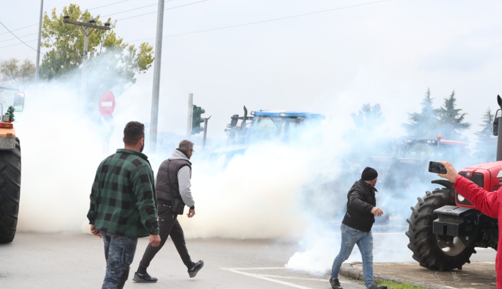 Θεσσαλονίκη: Χαμός με δακρυγόνα κατά των αγροτών στα Πράσινα Φανάρια