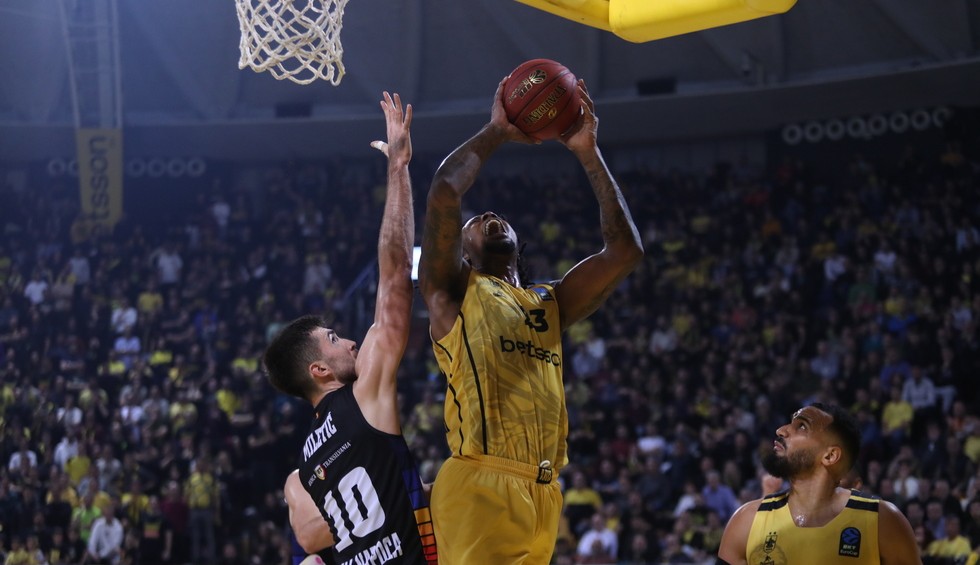 Άρης-Κλουζ: Το... έχασε στα τελευταία λεπτά, ηττήθηκε με δέκα και έπεσε στο 4-5