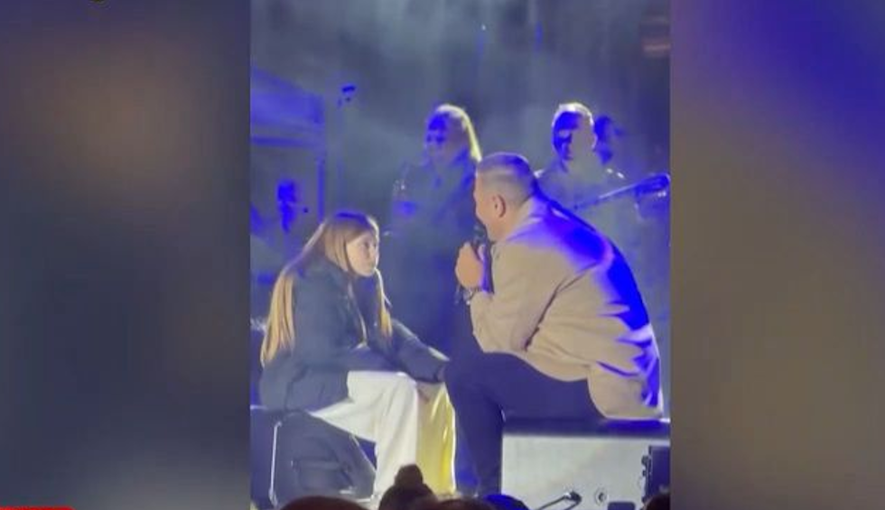 Ο Ρέμος τραγούδησε στην κόρη του και συγκίνησε: «Παίρνεις μόνο αγάπη»