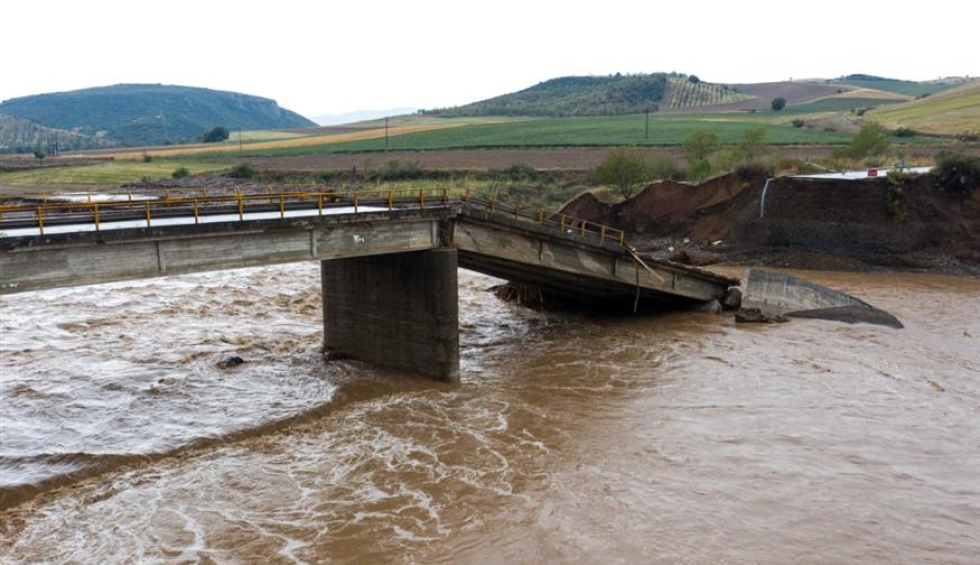 Υπερχείλισε ο Ενιπέας λόγω της κακοκαιρίας: «Καμπανάκι» από το 112