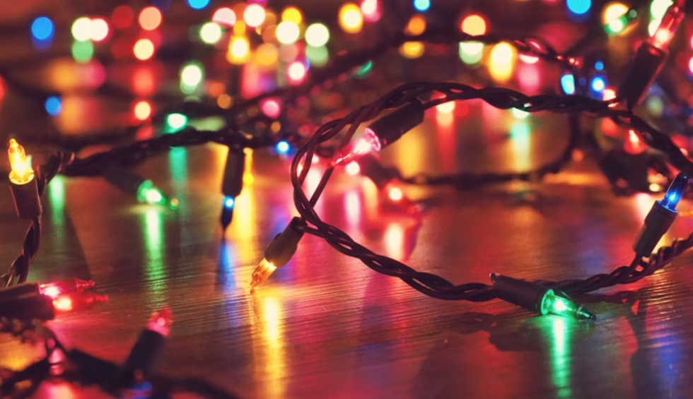 Γιατί δεν πρέπει να κοιμόμαστε με αναμμένα τα χριστουγεννιάτικα φωτάκια
