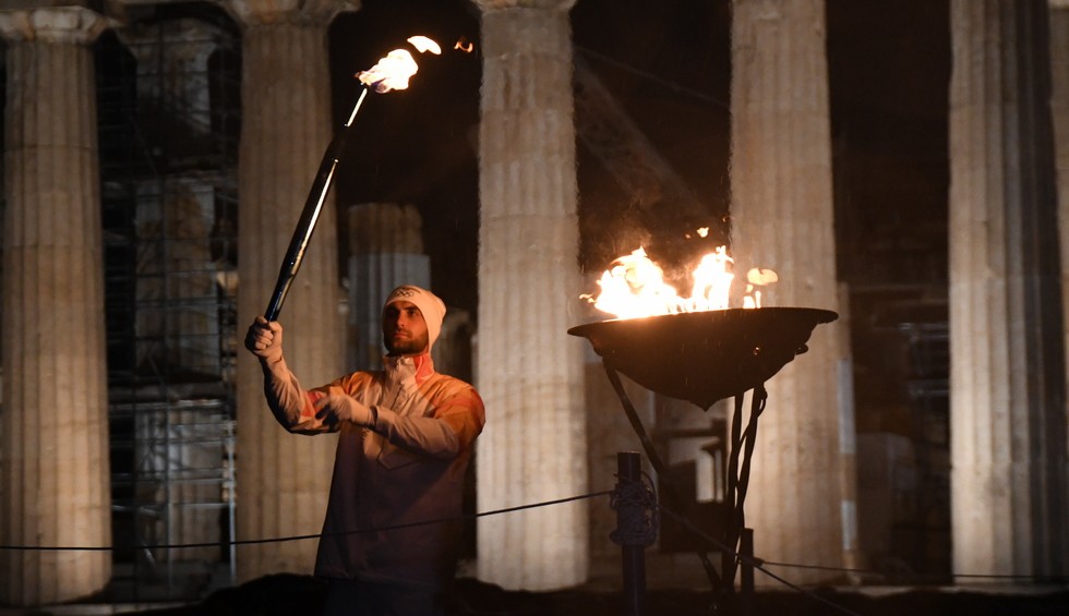 A generic square placeholder image with rounded corners in a figure.