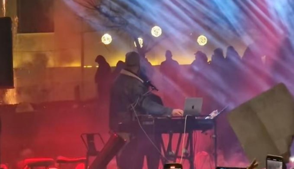 A generic square placeholder image with rounded corners in a figure.